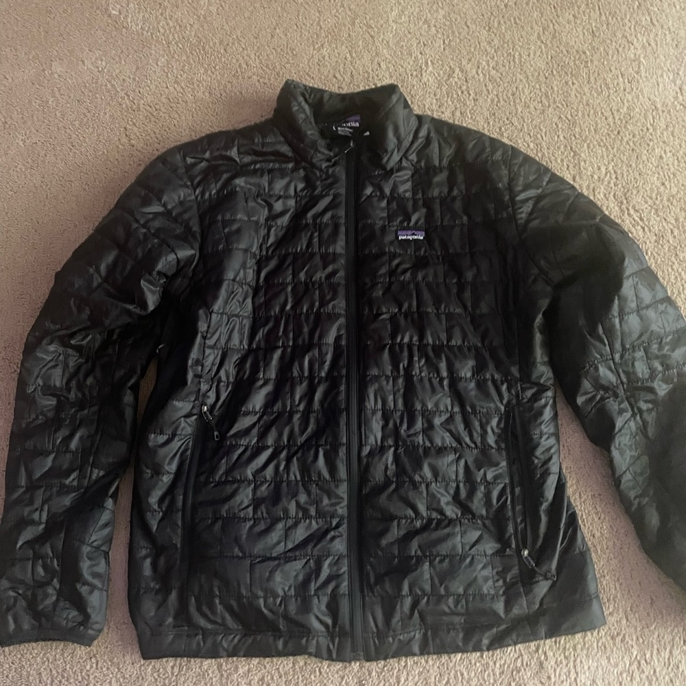 MENS BLACK PATAGONIA COAT ONE SMALL TEAR IN THE SIDE